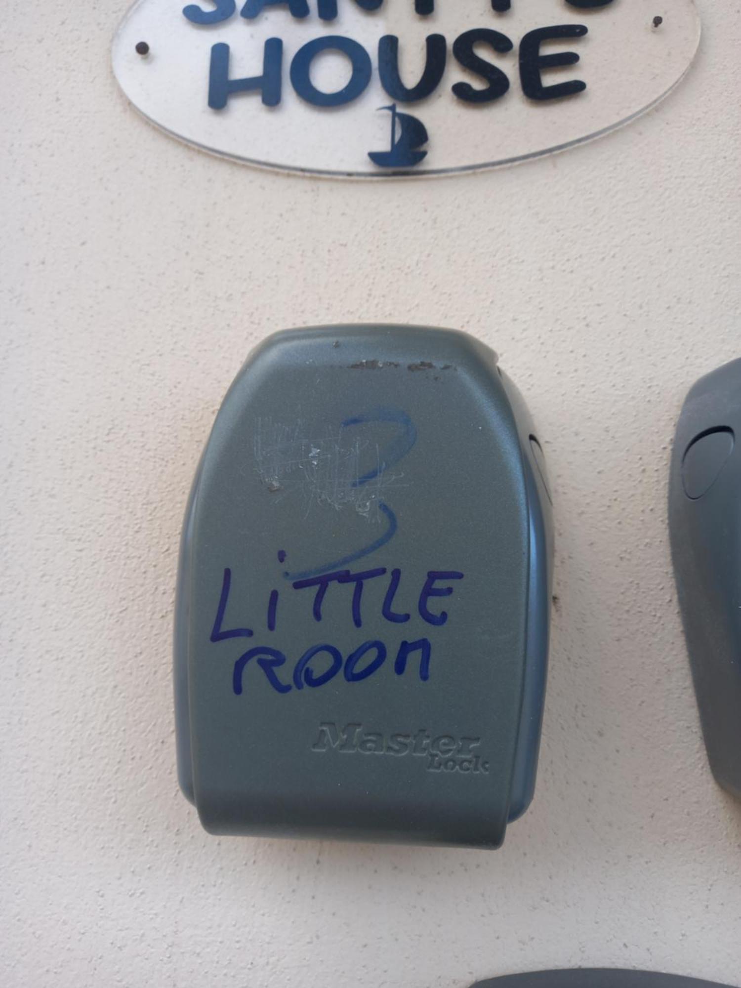 A Santy'S Rooms-Bagnocondiviso Sharedboth Room2Piano-No Lift-3Chilom A Piedi Xaeroporto-A Pagamento Shuttle Air Condizextra Bed Extrabed For A Fee-3 Minuti Bus Xfieradiroma-10 Minutes Stop Bus To Rome In50 Minutes Trafficpermitting Are You To Rome Fiumicino Pokoj fotografie
